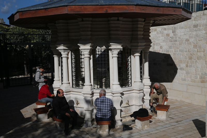 <p>�al��malar kapsam�nda yeniden aya�a kald�r�lan cami cemaatine, cadde de �����na kavu�tu.</p>