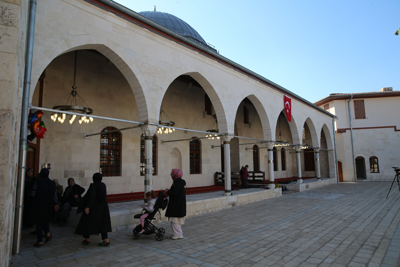 <p>Cami, bu s�rede y�r�t�len asr�n in�a seferberli�iyle K�lt�r ve Turizm Bakanl��� Vak�flar Genel M�d�rl��� kontrol�nde, Konya B�y�k�ehir Belediyesince asl�na uygun �ekilde in�a edildi.</p>