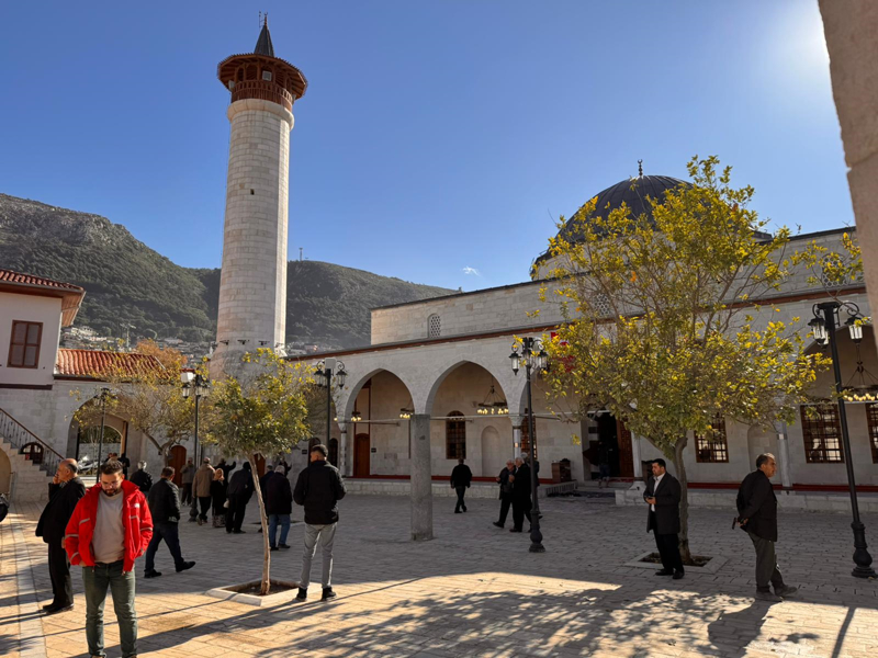 <p>Yine depremden etkilenen ve cami yolunun ge�ti�i, d�nyan�n ilk ayd�nlat�lan caddesi olarak bilinen Kurtulu� Caddesi de Cumhurba�kan� Erdo�an'�n kat�ld��� t�renle yeniden ayd�nland�.</p>