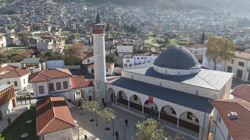 <p>Cumhurba�kan� Recep Tayyip Erdo�an'�n 27 Aral�k'ta yapt��� Hatay ziyaretiyle ibadete a��lan camide, 3 y�l�n ard�ndan yeniden ezan sesi y�kseldi.</p>