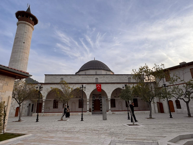 <p><b>- 'BUG�N BAYRAM G�N�M�Z'</b></p><p><br></p><p>Camiyi ziyaret edenlerden �erif Ate� (70), eme�i ge�enlere te�ekk�r etti.</p>