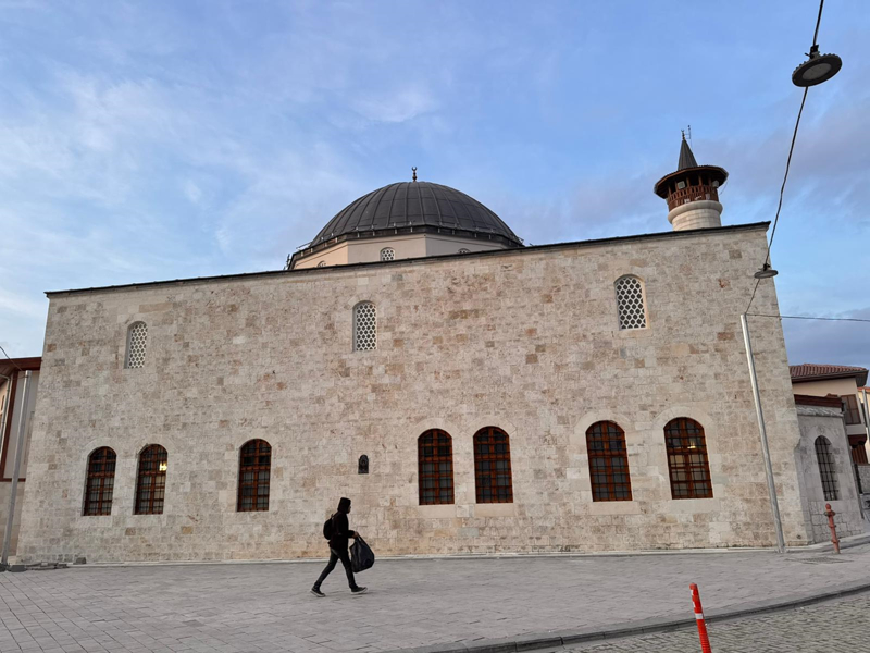 <p><b>- 'ANTAKYA'NIN KALB� �ALI�MAYA BA�LADI'</b></p><p><br></p><p>Habib-i Neccar Camisi �mam� Fethullah U�ra� da caminin ibadete a��lmas�yla ya�ad��� mutlulu�u 'yeniden do�duk' �eklinde tan�mlad�.</p>