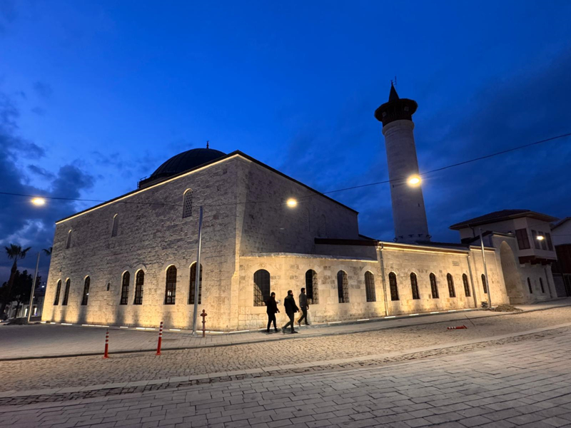 <p><b>- �LK CUMA NAMAZINA DAVET</b></p><p><b><br></b></p><p>Hatay Valisi Mustafa Masatl�, AA muhabirine, Cumhurba�kan� Erdo�an'�n liderli�inde Hatay'da tarifsiz ac�lar�n i�inden do�an b�y�k bir dirili�in ve aya�a kalk���n mutlulu�unu ya�ad�klar�n� s�yledi.</p>