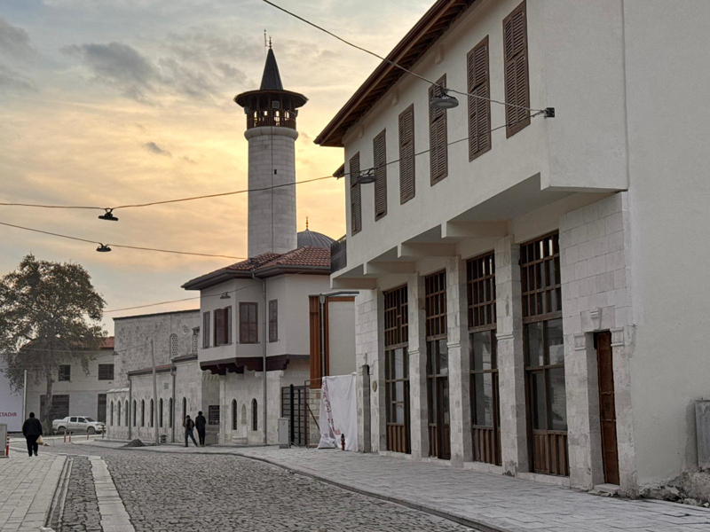 <p>Caminin, Antakya'n�n kalbi oldu�una i�aret eden U�ra�, 'Elhamd�lillah Antakya'n�n kalbi �al��maya ba�lad�. Rabbim devletimize, milletimize zeval vermesin. Tabii, depremin o korkun� an�n� bu memleket �ok a��r bir �ekilde ya�ad�, �ok b�y�k kay�plar verdik. Burada son yats� namaz�n� k�ld�r�p ��kt���mda sabah namaz�n� umarak ��kt�m ama nasip olmad�. Ancak caminin yeniden hayat bulmas� bizim i�in, Antakya'da ya�ayan her insan i�in �ok �nemli moral kayna�� oldu.' ifadelerini kulland�.</p>