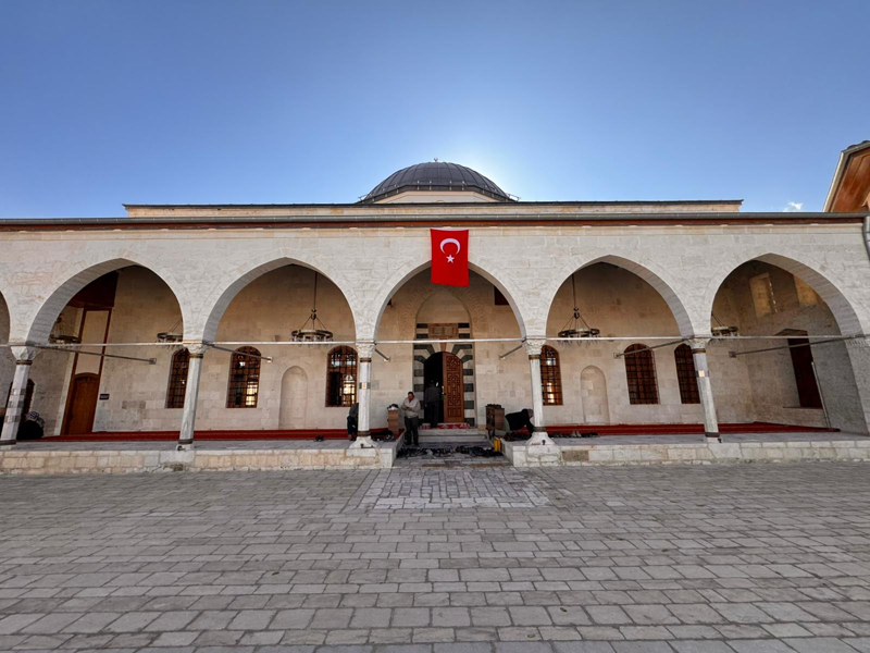 <p>'�ok ��k�r mutluyuz, gururluyuz. Say�n Cumhurba�kan�'m�z�n liderli�indeki g��l� devletimiz, Hatay'�m�z� ilmek ilmek i�ledi. Bug�n Kurtulu� Caddesi'nde, Habib-i Neccar'da insanlar�n gidip gezdi�ini, foto�raflar, videolar payla�t�klar�n�, duygusal anlar ya�ad�klar�n� g�r�yoruz. Bunlar bizim asl�nda �zledi�imiz g�r�nt�lerdi. �n�allah bu cuma g�n� ilk cumam�z� Habib-i Neccar Cami'mizde vatanda�lar�m�zla eda ediyor olaca��z. Buradan t�m vatanda�lar�m�z� da ilk cuma namaz�n� k�lmaya bekledi�imi, davet etti�imi ifade etmek istiyorum.'</p>