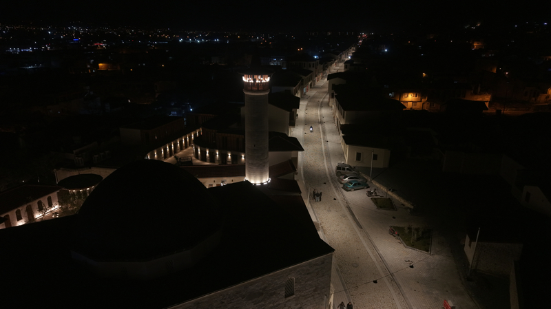 <p>Caminin eskisinden daha g�zel oldu�unu belirten Ate�, 'Etraf� �ok y�k�lm��t�, ge�ilmezdi burada ama �imdi Allah'a ��k�r ge�iyoruz ve g�zel bir �ekilde i�inde ibadet edece�iz. Bug�nlerimize ��k�rler olsun.' dedi.</p>