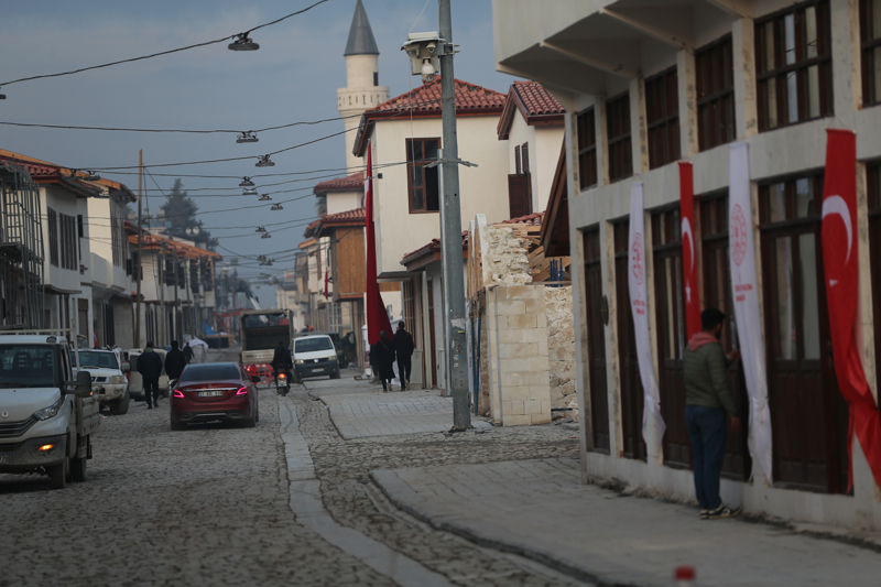 <p>Eskiden camiye �ok geldi�ini kaydeden �irin, 'Tekrar ziyarete geldim. �n�allah ��le namaz�n� k�laca��z, �ok g�zel olmu�, �ok duyguland�m. T�ylerim diken diken oldu, hi�bir yeri tan�yamad�m, her taraf de�i�mi�, g�zel olmu�. �n�allah hay�rl�s�yla her �ey eskisi gibi olur, yapanlardan, emek edenlerden Allah raz� olsun, ge�mi�lerine rahmet k�ls�n.' diye konu�tu.</p>