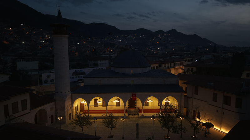 <p>Hatice �irin (46) de caminin a��ld���n� duyunca ibadet etmek i�in buraya geldi�ini anlatt�.</p>