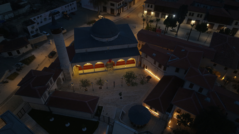 <p>Osman �zbek (65) de 'Allah devletimizi ba��m�zdan eksik etmesin, �ok memnunuz, bug�n bayram g�n�m�z, ibadet yapacak g�n�m�z, camilerimiz oldu, devletimize, milletimize te�ekk�r ediyoruz. ��imiz a��ld�, sevincimizden ne yapaca��m�z� �a��r�yoruz, Allah o g�nlerimizi bir daha g�stermesin, devletimizi de ba��m�zdan eksik etmesin.' dedi.</p>