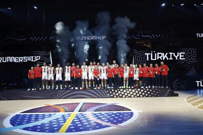 <p>A M�LL� ERKEK BASKETBOL TAKIMI, AVRUPA �AMP�YONASINDA �K�NC� OLDU.</p>