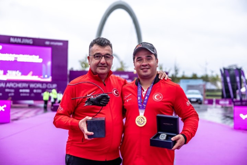 <p>CUMHURBA�KANLI�I T�RK�YE B�S�KLET TURU �AMP�YONU WOUT POELS OLDU.</p><p>D�NYA TAEKWONDO �AMP�YONASI'NDA M�LL�LER REKORU EGALE ETT�.</p><p>EM�RCAN HANEY'DEN D�NYA KUPASI F�NALLER�'NDE ALTIN MADALYA.</p>