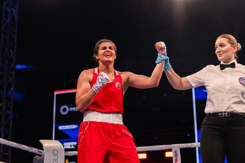 <p>BUSENAZ S�RMENEL� 3. KEZ D�NYA �AMP�YONU OLDU.</p>