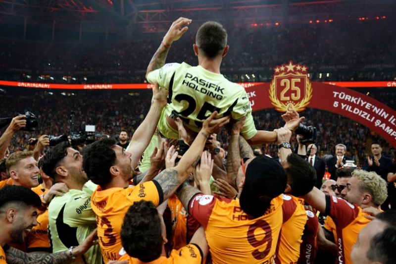 <p>GALATASARAY'IN EFSANE �S�MLER� ARASINA ADINI YAZDIRAN URUGUAYLI KALEC� FERNANDO MUSLERA, TRENDYOL S�PER L�G'DE 2024-2025 SEZONUNUN 38. VE SON HAFTASINDAK� RAMS BA�AK�EH�R MA�IYLA SARI-KIRMIZILILARA VEDA ETT�.</p>
