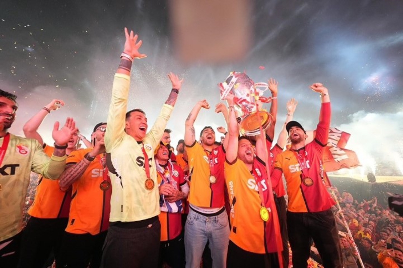 <p>GALATASARAY, S�PER L�G'DE 2024-2025 SEZONUNU �AMP�YON TAMAMLADI.</p>