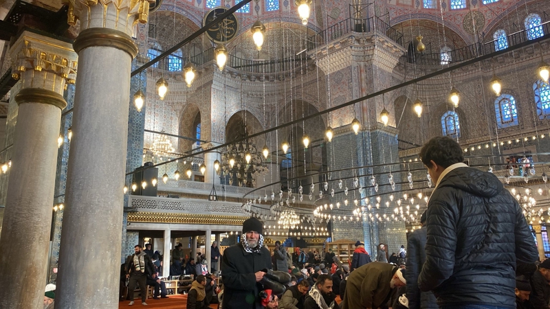 <p>Türkiye Gençlik Vakfı (TÜGVA) öncülüğünde yapılan eyleme katılan vatandaşlar, Süleymaniye Camisi'nde sabah namazını kılmalarının ardından gruplar halinde yürüyerek Galata Köprüsü'nde toplandı.</p>