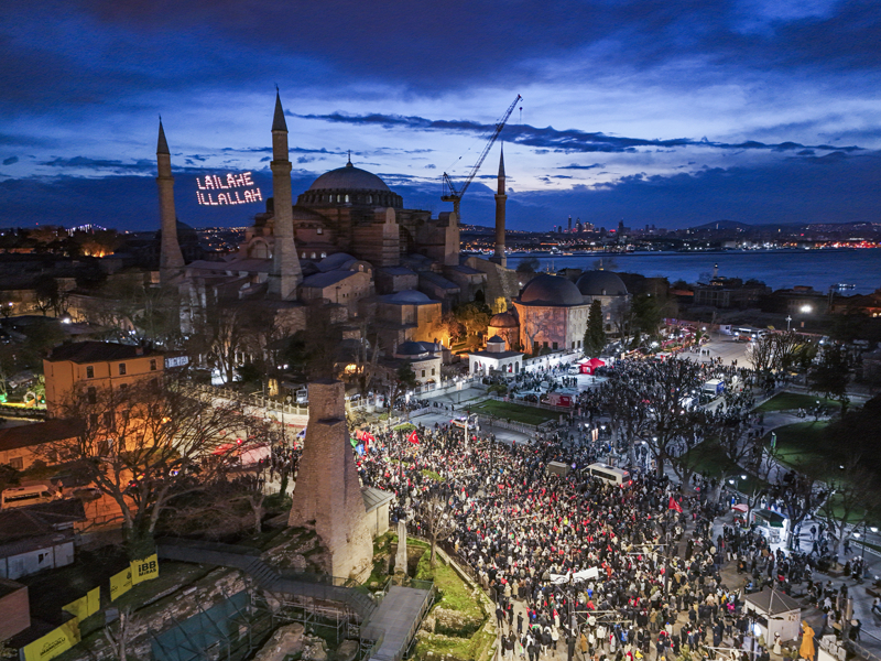 <p>Ellerinde Türk ve Filistin bayrakları olan ve Gazze'ye destek için kefiye takan vatandaşlar, sık sık tekbir getirerek ve 'İstanbul'dan Gazze'ye direnişe bin selam', 'Nehirden denize özgür Filistin' sloganları attı.</p>
