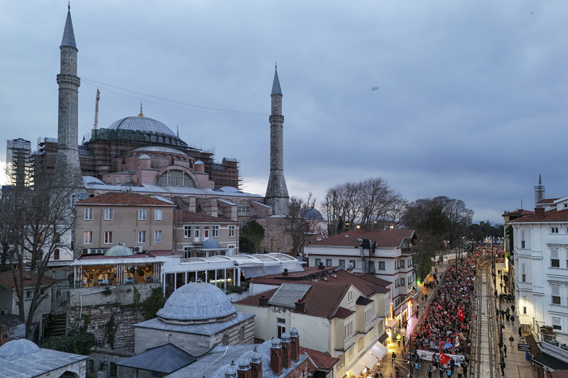 <p>'Filistin için adalet, dünya için vicdan' yazılı pankart eşliğinde yürüyen katılımcılar, zaman zaman tekbir getirip, 'Yaşasın küresel intifada', 'Katil İsrail Filistin'den defol' sloganları attı.</p>