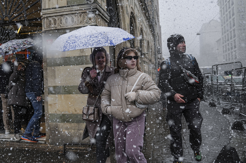 <p>Yılın ilk günü resmi tatil olması nedeniyle cadde ve sokakların boş olduğu kentte ormanlar, park halindeki otomobiller ile binaların üstleri ve yeşil alanlar beyaz örtüyle kaplandı.</p>