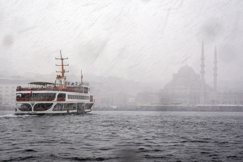 <p>İstanbul'da, yeni yılın ilk gününde de kentin bazı bölgelerinde kar yağışı etkili oluyor.</p>
