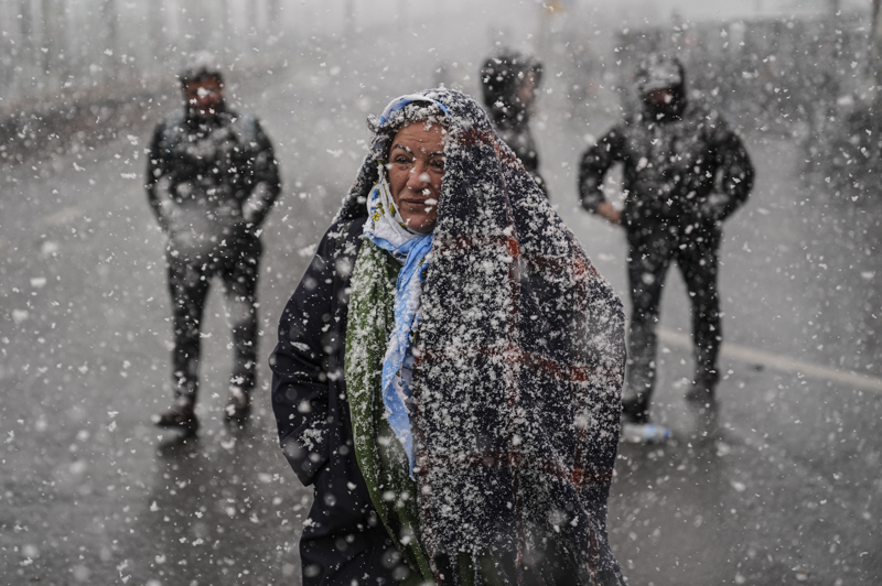 <p>Avrupa Yakası'nda Başakşehir, Arnavutköy, Eyüpsultan, Sultangazi ile Sarıyer'de kar yağışı görülüyor.</p>