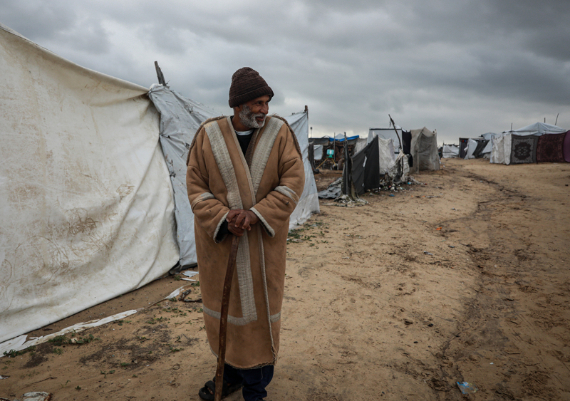 <p>Gazze �eridi'nin orta kesiminde yer alan Deyr Belah kentinde, temel ihtiya�lardan yoksun kalan aileler, y�k�lan evlerinin yak�n�nda kurduklar� derme �atma �ad�rlarda hayata tutunurken, so�uk hava ko�ullar�yla m�cadele ediyor.</p>