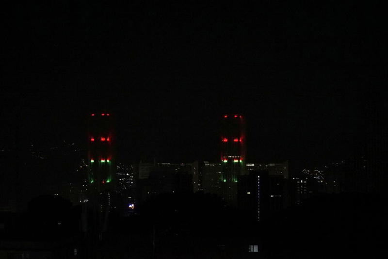 <p>Venezuela bas�n�ndaki haberlerde, patlama seslerinin ba�kentin kuzeyindeki La Guaira eyaletinde, �lkenin k�y� kesimlerinde ve Miranda eyaletine ba�l� sahil kenti Higuerote'de de duyuldu�u aktar�ld�.</p>