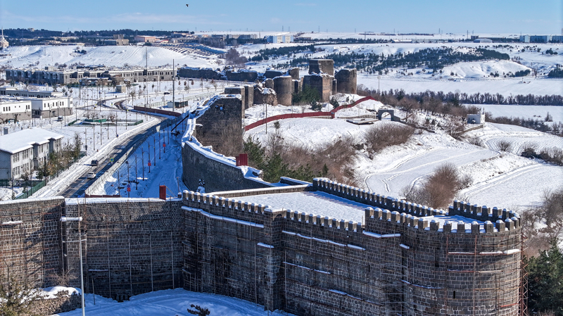 <p>NESCO D�nya K�lt�r Miras� Listesi'nde yer alan Diyarbak�r Surlar�, ��kale M�ze Kompleksi, Ong�zl� K�pr�, �slam'�n 5. Harem-i �erif'i kabul edilen Ulu Cami, Fatih Pa�a (Kur�unlu) Camisi gibi tarihi ve k�lt�rel mekanlar, kar ya����n�n ard�ndan g�zelliklerine g�zellik katt�.</p>