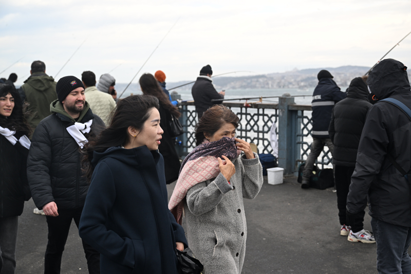 <p>'R�zgar�n; 03.01.2026 Cumartesi g�n� ilk saatlerden, 04.01.2026 Pazar g�n� gece saatlerine kadar ilimizde g�ney ve g�neybat� y�nlerden kuvvetli r�zgar ve f�rt�na (50-70 km/saat) �eklinde esmesi beklenmektedir. Halihaz�rda ger�ekle�en 0 C derece ile 9 C dereceden s�cakl�klar�n yar�n (Cumartesi) 7 C ile 14 C aras�nda olmas� ve mevsim normallerinin �zerine ��kmas� beklenmektedir. F�rt�naya ba�l� olarak ula��mda aksamalar, �at� u�mas�, a�a� devrilmesi, soba ve do�algaz kaynakl� baca gaz� zehirlenmesi gibi olumsuzluklara kar�� dikkatli ve tedbirli olunmal�d�r.'</p>