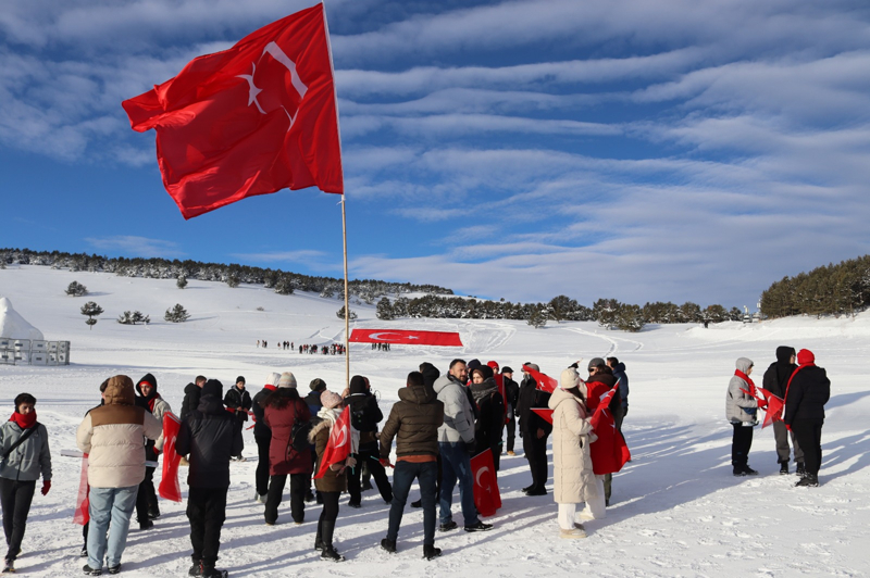 <p><b>- 'DEDELER�M�Z�N �EH�T OLDU�U YERDEY�Z'</b></p><p><b><br></b></p><p>�epni, 'Dedelerimizin �ehit oldu�u yerdeyiz. �ok farkl� duygularday�z. �u an g�ne� var onlar tipi alt�nda �ehit oldular. Her zaman o duygularla geliyorum.' diye konu�tu.</p>