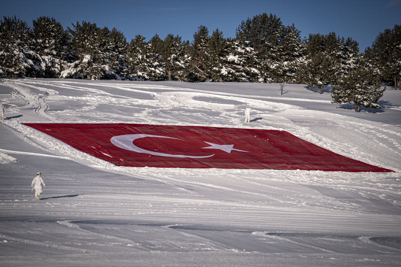 <p>Enver Pa�a komutas�ndaki Osmanl� ordusunun, Birinci D�nya Sava��'nda Rus i�gali alt�ndaki topraklar� kurtarmak i�in ba�latt��� Sar�kam�� Harekat�'n�n 111. y�l� anma etkinlikleri kapsam�nda d�zenlenen �ehitleri anma program�na hava s�cakl���n�n s�f�r�n alt�nda 17 dereceye inmesine ra�men �ok say�da ki�i kat�ld�.</p>