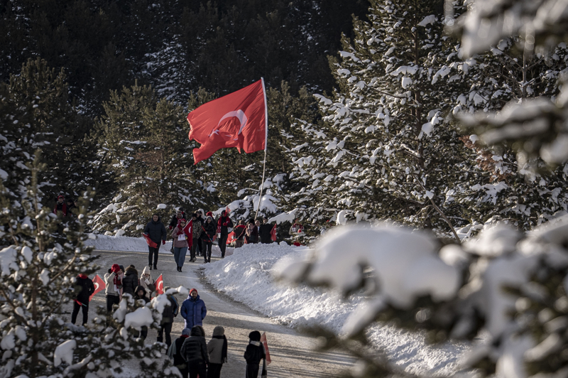 <p>Kent merkeziyle Sar�kam�� il�esinden otob�slerle zirveye ula�an kat�l�mc�lar, T�rk bayraklar�yla y�r�yerek toplanma alan�na geldi. Vatanda�lar, K�z�l�ubuk b�lgesinde �ehitler an�s�na yap�lan kardan heykellerin �n�nde foto�raf �ektirdi.</p>