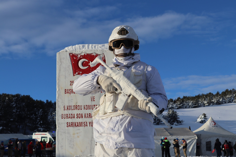 <p>Toplanma alan�nda Aile ve Sosyal Hizmetler Bakan� Mahinur �zdemir G�kta�, Gen�lik ve Spor Bakan� Osman A�k�n Bak, Kars Valisi Ziya Polat, AK Parti Kars Milletvekili Adem �alk�n, Sar�kam�� Kaymakam� Enis Aslantatar, eski Ula�t�rma, Denizcilik ve Haberle�me Bakan� Ahmet Arslan ile �ok say�da siyaset�i ve b�rokrat bir araya geldi.</p>