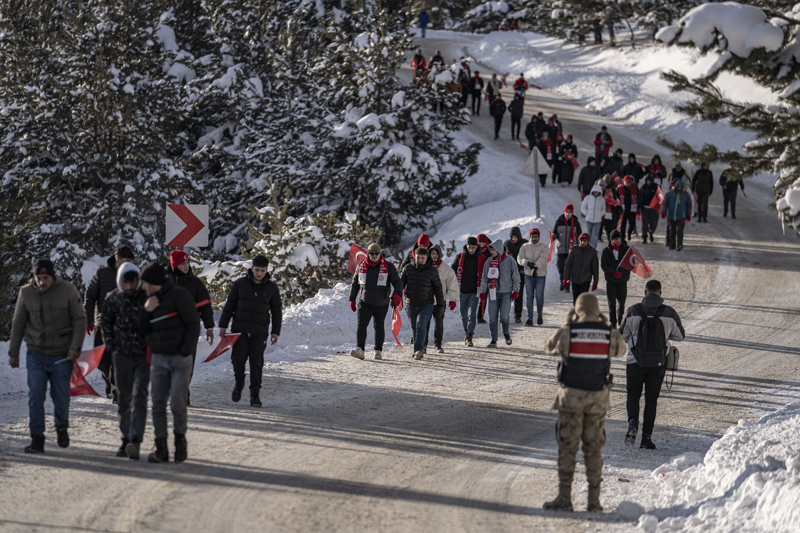 <p>Vatanda�lardan Osman K�seo�lu da harekata 100 ki�ilik �niversite ekibiyle kat�ld�klar�n� belirterek, '�ki dedesini burada �ehit vermi� ve eski bir komando olarak yakla��k 15 y�ld�r bu etkinliklere gelmekteyim. Burada �ehit olanlar geri d�nmeyi d���nmediler. Vatan�m�z i�in birlik beraberli�imizi muhafaza ederek B�y�k T�rkiye i�in �al��mal�y�z.' ifadelerini kulland�.</p>