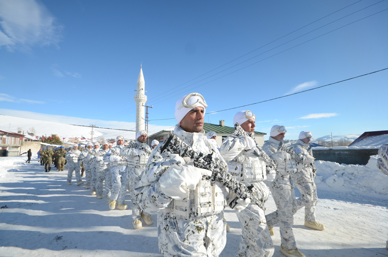 <p>Kat�l�mc�lar, jandarman�n geni� g�venlik �nlemi ald��� 4,5 kilometrelik g�zergahtaki y�r�y���n ard�ndan ula�acaklar� �ehitlikte, Kur'an-� Kerim tilaveti sonras� �ehitler i�in dua edecek.</p>