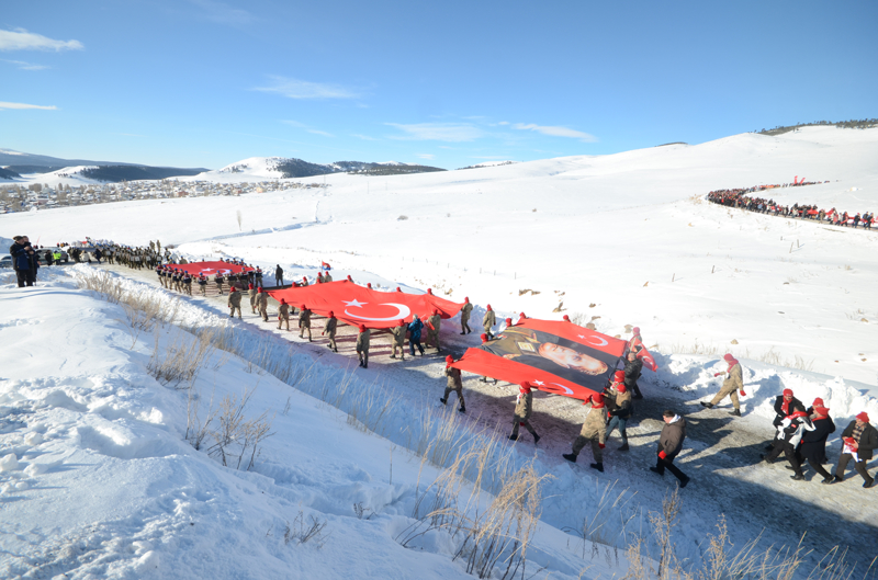 <p><b>- BAKANLAR G�KTA� VE BAK, Y�R�Y��TE DUYGULARINI AKTARDI</b></p><p><b><br></b></p><p>Aile ve Sosyal Hizmetler Bakan� Mahinur �zdemir G�kta�, y�r�y��te gazetecilere yapt��� konu�mada, Sar�kam�� Harekat�'n�n 111. y�l� dolay�s�yla bir araya geldiklerini ve �ehitleri and�klar�n� s�yledi.</p>