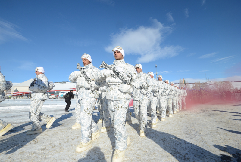 <p>Bakanlar G�kta� ve Bak, y�r�y�� boyunca vatanda�larla sohbet ederek foto�raf �ektirdi.</p>