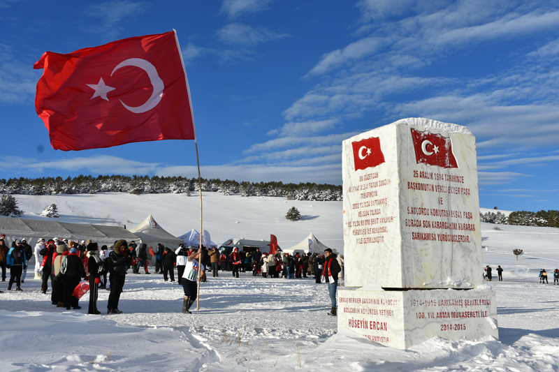 <p><b>- B�NLERCE VATANDA� DUALARIN ARDINDAN Y�R�Y��E GE�T�</b></p><p><b><br></b></p><p>Ellerinde T�rk bayraklar� bulunan binlerce ki�i, burada Kur'an-� Kerim okuyup tekbir ve salavatlar getirerek �ehitler i�in dua ettikten sonra so�uk havada Ay-Y�ld�zl� T�ren Alan�'na do�ru y�r�y��e ge�ti.</p>