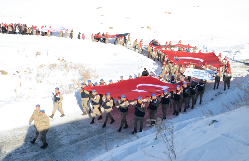 <p>G�kta�, Sar�kam��'ta bulunman�n ayr� bir duygu ve ruh oldu�unu belirterek, dondurucu so�ukta on binlerce askerin �ehit d��t���n� hat�rlatt�.</p>