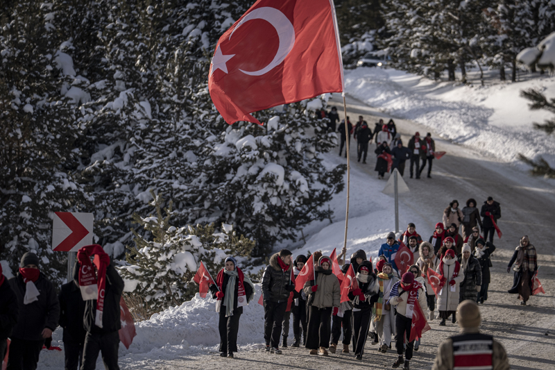 <p><b>- MUHAR�P U�AKLAR VE '�EL�K KANATLAR' G�STER� YAPACAK</b></p><p><b><br></b></p><p>Burada devam edecek programda �elenk sunulup �ehitler i�in sayg� at��� yap�lacak, bir subay taraf�ndan Sar�kam�� Harekat�'n�n tarihi anlat�lacak.</p>