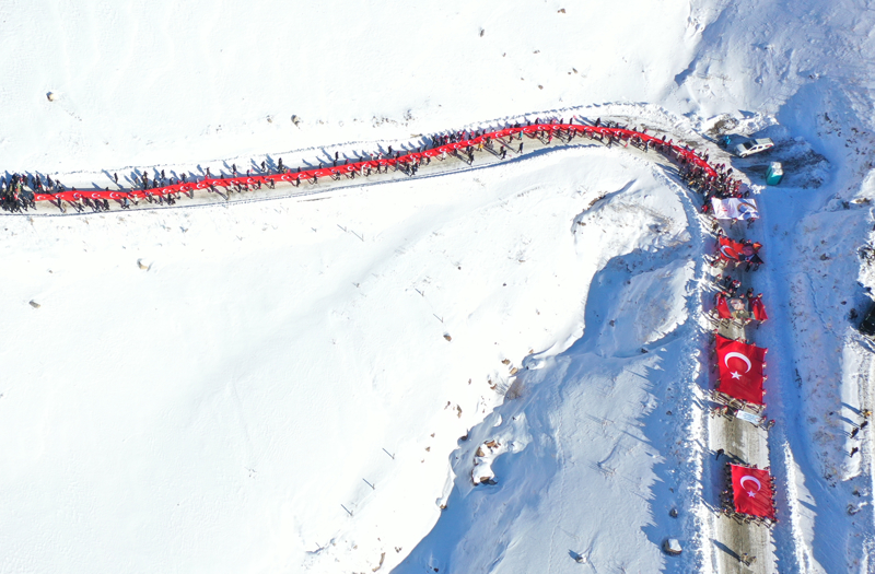 <p>Gen�lik ve Spor Bakanl��� olarak gen�leri Sar�kam��'a getirdiklerini ifade eden Bak, 'Aile ve Sosyal Hizmetler Bakanl��� �ehit ve yak�nlar�n� bizimle beraber burada organizasyon i�erisindeyiz. Tabii bu �zellikle de tarih bilincini, bu vatan�n nas�l kazan�ld���n�, nas�l savunuldu�unu, ne fedakarl�klar yap�ld���n� anlatmak i�in gen�lerimiz i�in b�y�k bir ders, b�y�k bir olay. �zellikle de biz bunu her y�l yaparak gen�lerimize anlatmaya devam ediyoruz. Gen�lerimizi �anakkale'ye Malazgirt'e, Dumlup�nar'a, Sakarya'ya g�t�r�yoruz. Pek �ok organizasyonda bu tarih bilinci, bu topraklar i�in neler feda edildi�ini anlatmaya �al���yoruz. �zellikle de bu �ok k�ymetli.' dedi.</p>