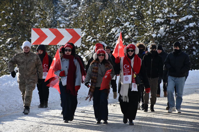 <p>Birlik ve beraberlik vurgusu da yapan Bak, 'Bu bilinci ger�ekle�tirmemiz laz�m. ��te 'Mavi Vatan' diyoruz, 'Ye�il Vatan' diyoruz. Her �eyle bu vatana sahip ��kmak gerekiyor. Gen�lerimize bu dava bilincini, bu m�cadele bilincini, bu manevi g�c�, bu vatan sevgisini a��lamak i�in bu organizasyonlar� ger�ekle�tiriyoruz. Bence �ok k�ymetli. Tarihten al�nan dersler, ya�anan s�re�ler, yap�lan s�re�ler �ok �nemli. O y�zden bilin�lendirme a��s�ndan da t�m herkese hat�rlatma a��s�ndan da �nemli.' ifadelerini kulland�.</p>