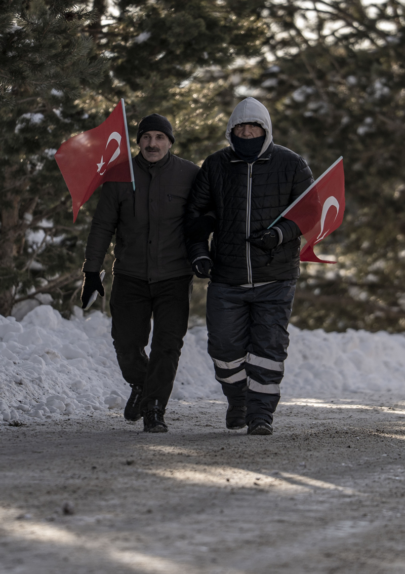 <p>Bak, Sar�kam��'ta b�y�k bir m�cadelenin var oldu�una i�aret ederek, �unlar� dile getirdi:</p><p><br></p><p>'Beyaz Destan' diye ge�iyor ve burada �ehit olan binlerce askerimizi unutmayaca��z. �ehitlerimizi asla unutmayaca��z. Bu vatana can�n� feda edenleri asla unutmayaca��z. Gen�lerin vatan bilincinin ne kadar �nemli oldu�unu, bu co�rafyada g��l� kalmak i�in neler feda edildi�ini, nelerle kar��la��ld���n� g�rmeleri a��s�ndan canl� ya�ad�klar� bir ortam. Biz sava��� bir milletiz. Bu co�rafyada g��l� kalmak i�in �ok b�y�k m�cadeleler verdik. O y�zden tabii bu s�re�te de Say�n Cumhurba�kan�m�z�n liderli�inde T�rk Savunma Sanayisinde b�y�k yat�r�mlar yap�ld�. TCG Anadolu'suyla Kaan'�yla bir�ok yat�r�mlar�yla Altay tank�yla. B�lgede g��l� bir T�rkiye var. Vatan birli�i i�in bayrak bilinci �ok �nemli. ��te hat�rlatmak gerekiyor tarih b�yle bir s�re�. Destans� bir �lke, destans� bir m�cadele ve destans� bir millet T�rk milleti. Dolay�s�yla bunlar� unutturmamak laz�m. ��te b�ylesine �nemli bir organizasyonu biz Gen�lik ve Spor Bakanl��� �nderli�inde ger�ekle�tiriyoruz.</p>