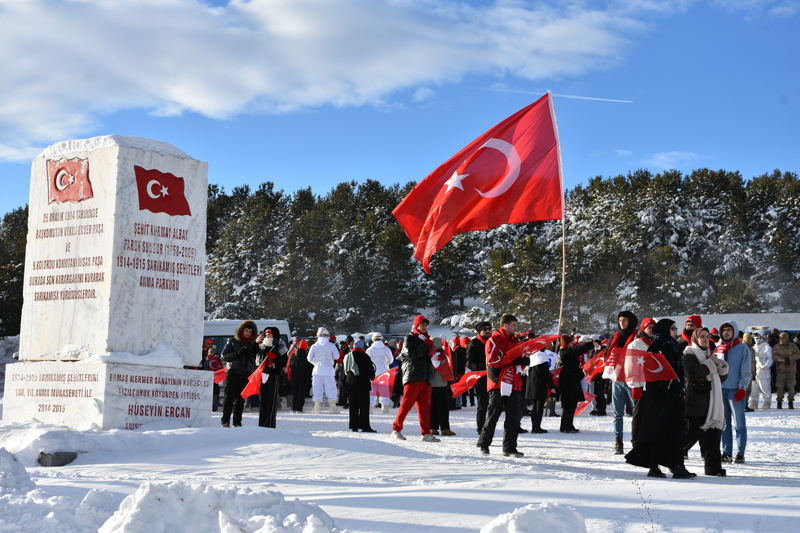 <p>Jandarman�n geni� g�venlik �nlemleri ald��� 4,5 kilometrelik y�r�y��, il�edeki Ay-y�ld�zl� T�ren Alan�'nda sona erdi.</p>