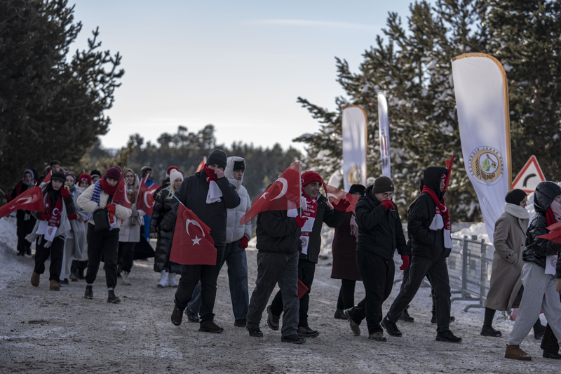 <p>Bakanlar�n konu�ma yapmas� beklenen anma etkinli�inin sonunda T�rk K�z�lay taraf�ndan kat�l�mc�lara yemek ikram�nda bulunulacak, muharip u�aklar ve '�elik Kanatlar' t�ren alan� �zerinde g�steri yapacak.</p>