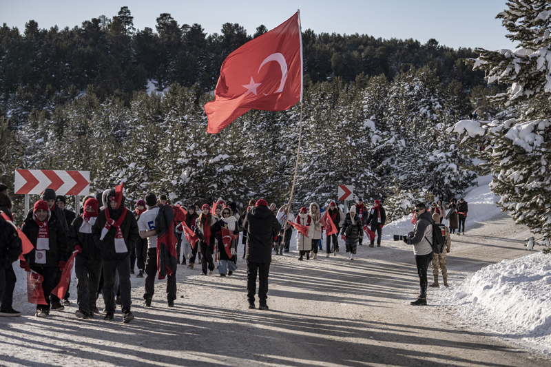 <p>T�rk Hava Kurumu g�revlileri, paramotorlarla T�rk bayra�� ve Cumhurba�kan� Recep Tayyip Erdo�an'�n posterini ta��yarak u�u� ger�ekle�tirdi. Erzurum B�y�k�ehir Belediyesi Mehteran Tak�m� da g�steri yapt�.</p>