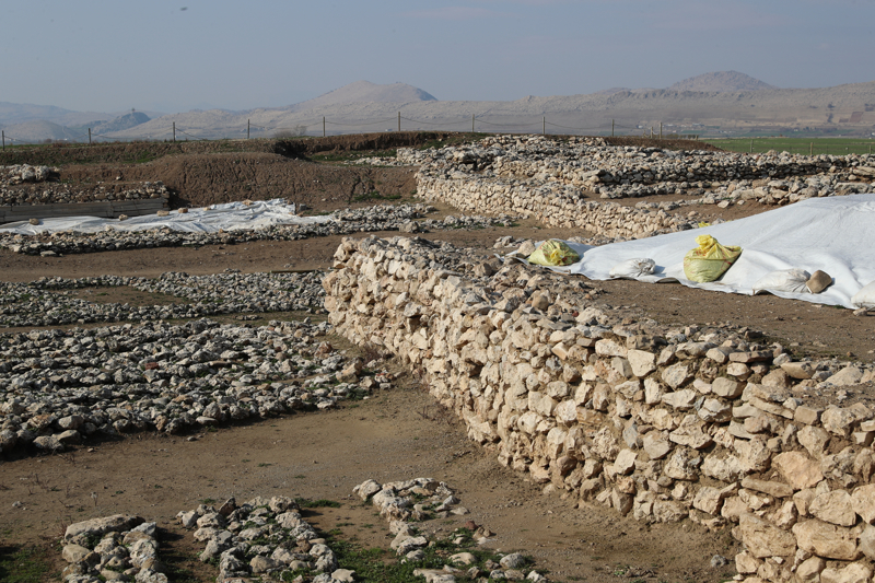 <p>Kaz� alan�ndaki buluntular�n de�erlendirmesini yapt�klar�n� dile getiren Sar�altun, �ay�n� Tepesi laboratuvarlar�nda buluntularla ilgili �n �al��ma yap�ld�ktan sonra ileri ara�t�rmalar�n alan�nda uzman akademisyenlerin kendi �niversitelerindeki laboratuvarlarda y�r�t�ld���n� belirtti.</p>