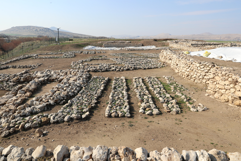 <p>Bu mezarlar�n o d�nemki toplumsal yap�ya, ya�lar aras�ndaki farklara, hastal�k ve bir�ok konuda bilgi edinilmesine, toplumsal �rg�tlenme ve sosyoekonomik yap�yla da ili�kili bir�ok veriye ula��lmas�na katk� sa�lad���n� anlatan Sar�altun, hemen hemen t�m mezarlarda hediyeler bulduklar�n� belirtti.</p>