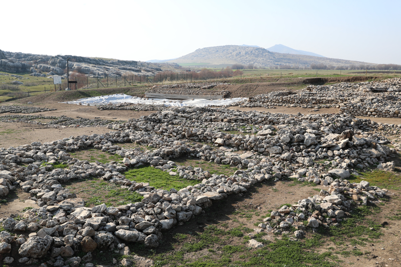 <p>Sar�altun, mezarlarda �anak, ��mlek, bak�r ve tun� nesneler, aletler, han�er ile mezarl�k �evresinde 2 m�h�r bulduklar�n� ifade ederek, bu m�h�rlerin o d�nemde bir ticari a��n ili�kisini, belli bir grubun ya da bireylerin daha �stte oldu�unu belirtmesi a��s�ndan de�erli veriler sundu�unu kaydetti.</p>