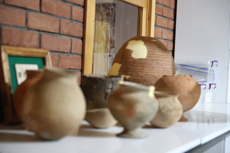 <p><b>- '��MD�YE KADAR YAKLA�IK 255 B�REY �ALI�ILDI'</b></p><p><b><br></b></p><p>Hacettepe �niversitesi Antropoloji B�l�m� ��retim �yesi Prof. Dr. �m�r Dilek Erdal da her kaz� sezonunda arkeolojik merkezlerde g�n y�z�ne ��kar�lan iskeletlerin gerekli prosed�rlerin ard�ndan K�lt�r ve Turizm Bakanl��� izniyle laboratuvara getirildi�ini s�yledi.</p>