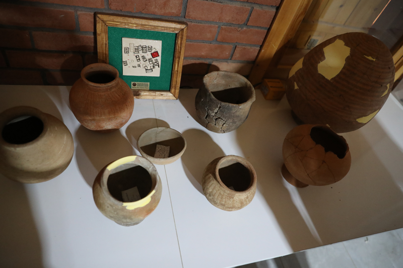 <p>Erdal, burada kapsaml� temizlik ve restorasyon a�amalar�ndan sonra kemiklerin uluslararas� standartlarda analizi yap�larak bireylerin ya�am �yk�s�ne dair veriler topland���n�, 1968'de ba�layan �ay�n� kaz�lar�ndaki bulgular�n Neolitik D�nem'in �al���lmas�na �nc�l�k etti�ini belirtti.</p>